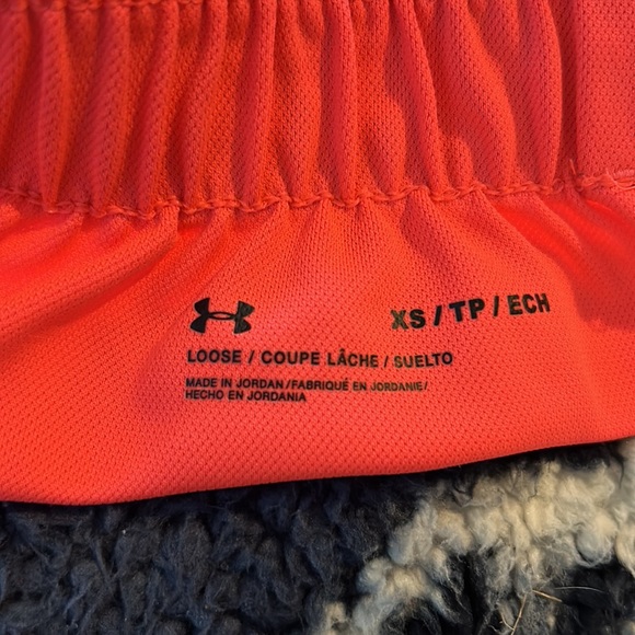 Under armour loose extra small girls shorts - Picture 3 of 3